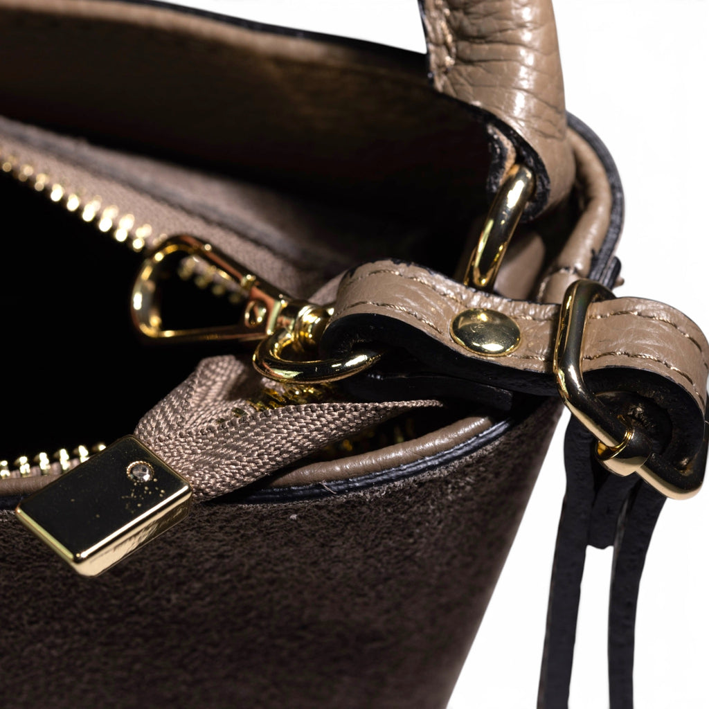Aura leather shoulder handle detail