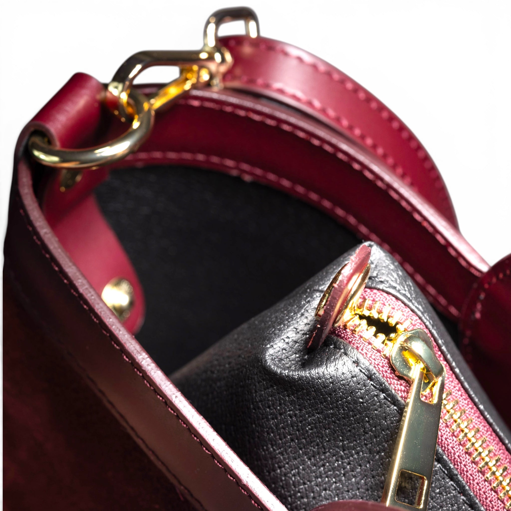 Siena fully leather lined interior with removable zip pouch
